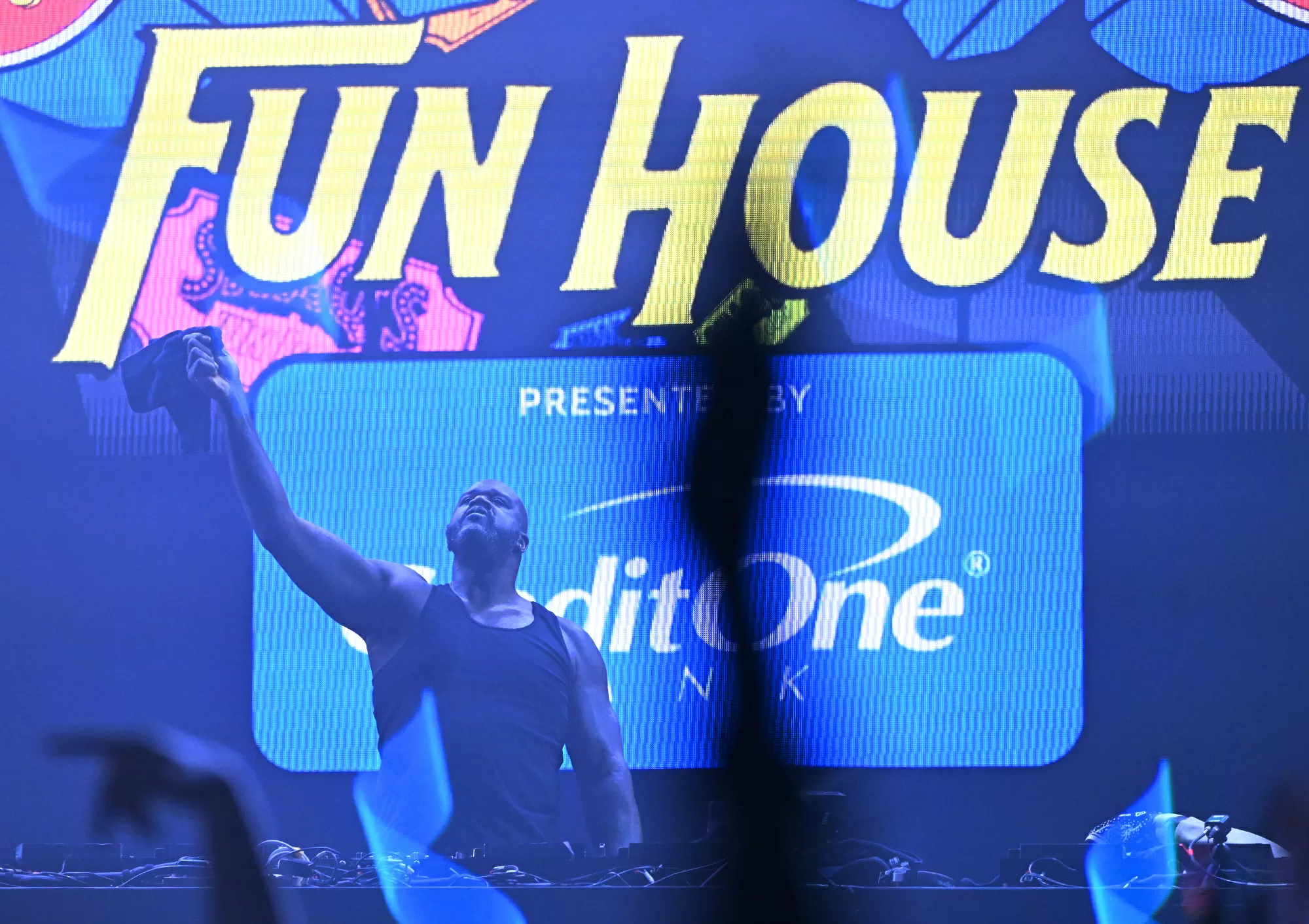 The surprising celebrity scoop on Shaq’s Super Bowl party: Guy Fieri cameo