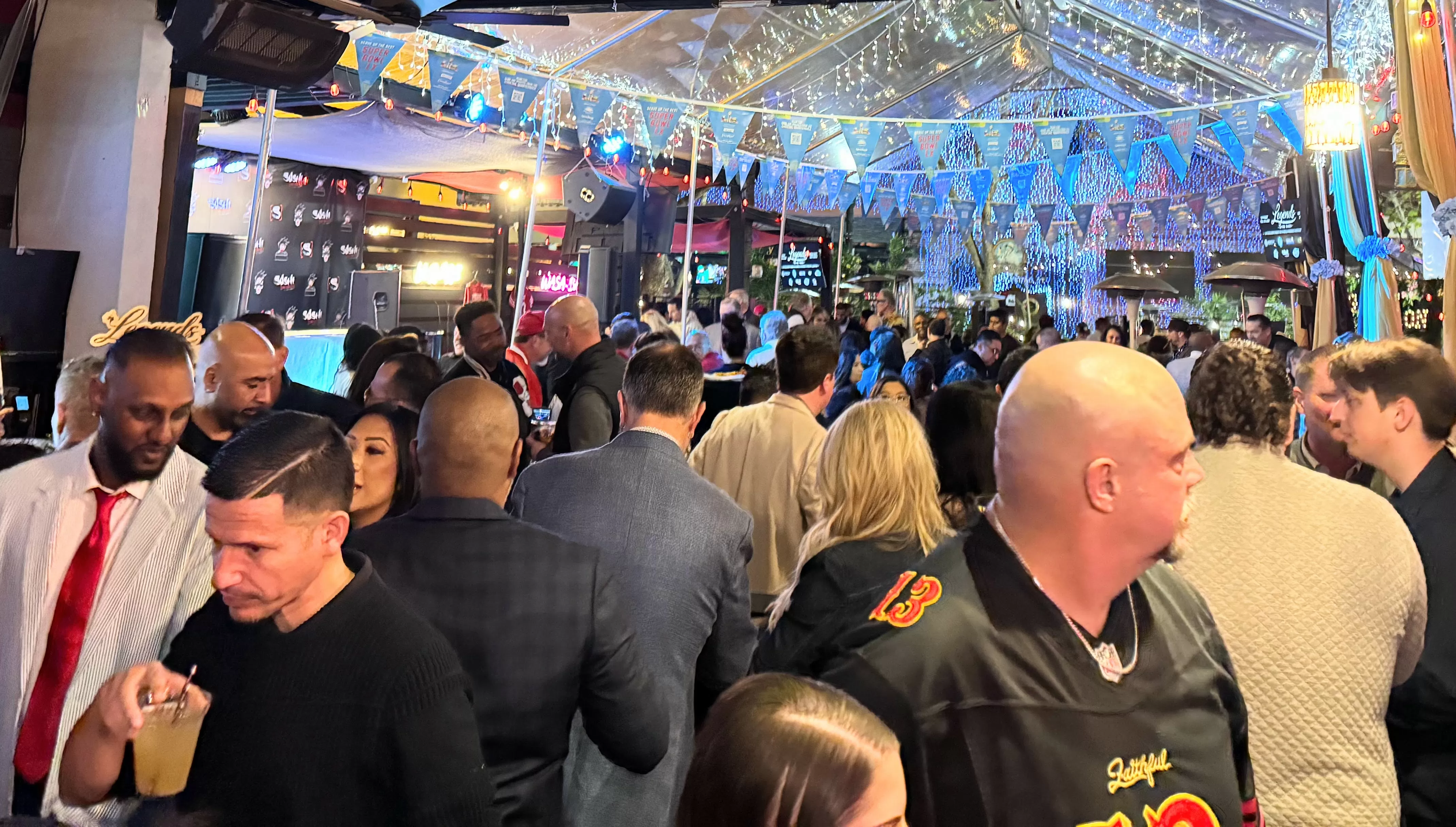 Fans mingle with NFL alumni at downtown San Jose benefit