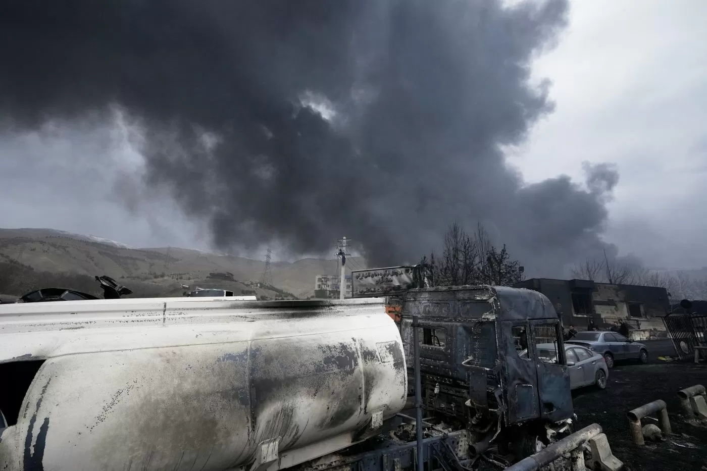 Stocks drop as oil prices top $100 per barrel, Trump defends costs of Iran strikes