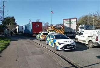 Drivers face delays due to broken down lorry on roundabout