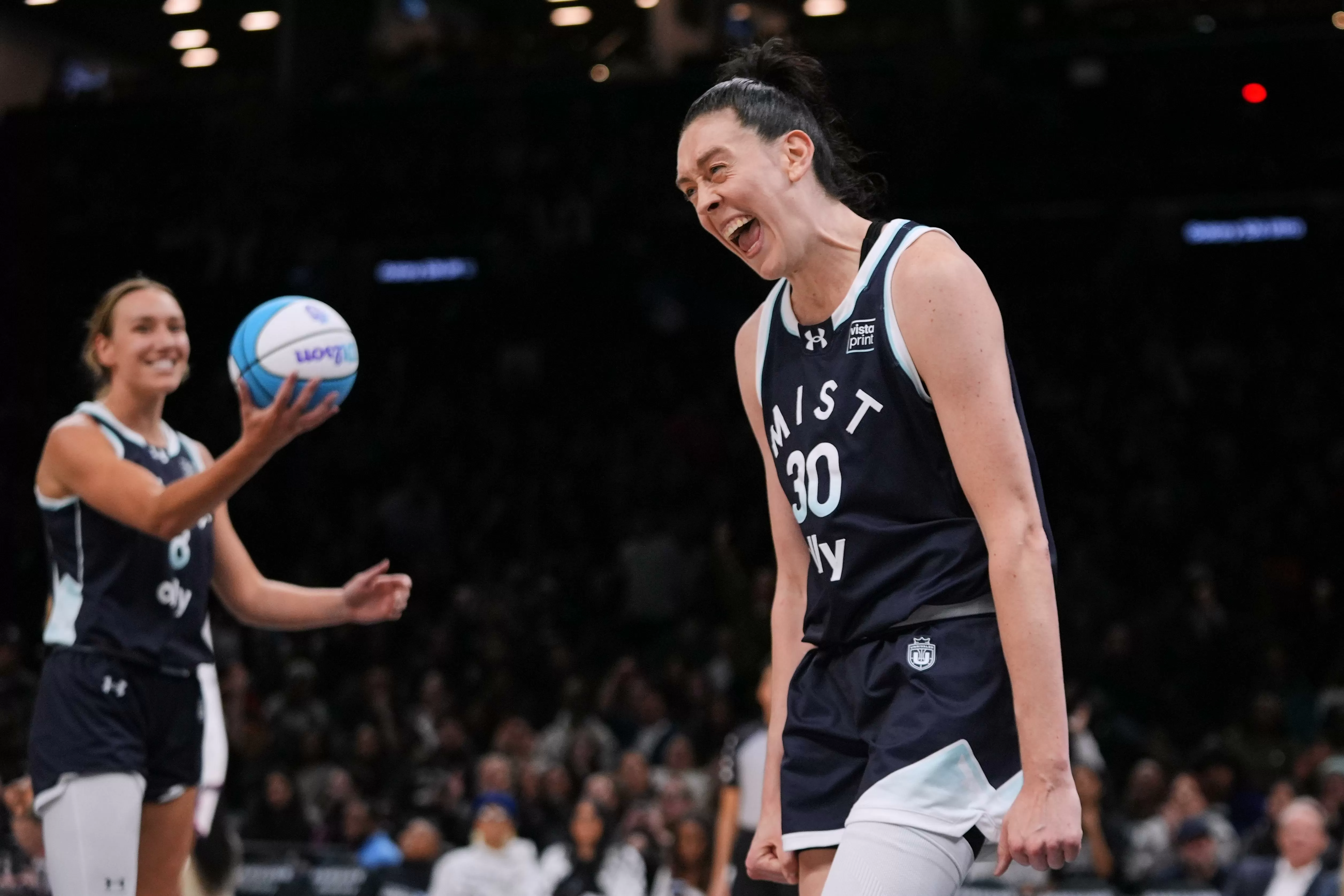 Breanna Stewart scores 32 points, carries Mist to a 80-74 win over Kelsey Plum and Phantom in Unrivaled final