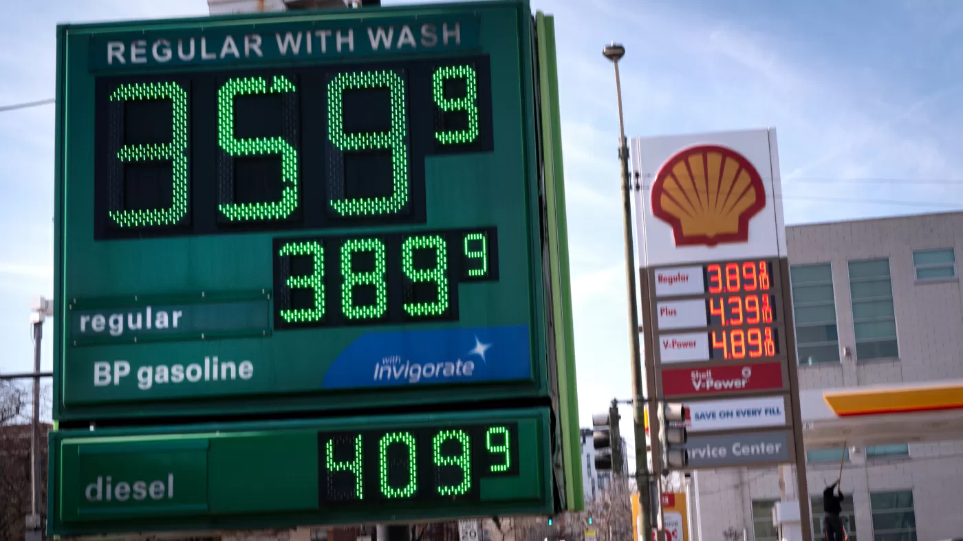 Dow falls 1,000 points as Iran war pushes oil prices higher